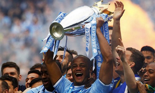 Man City được nhận cup vô địch sớm hai vòng Kompany sẽ nâng cup Ngoại hạng Anh lần thứ ba cho Man City. Ảnh: Reuters.