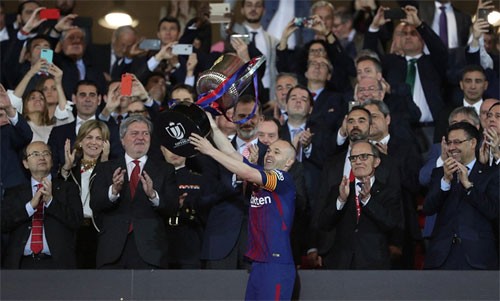 Barca lần thứ 4 liên tiếp vô địch Cúp Nhà Vua Thủ quân Andres Iniesta nâng cao Cup Nhà vua sau chiến thắng. Ảnh: Reuters