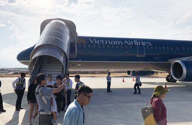 Hành khách kể lại vụ máy bay hạ cánh nhầm đường băng ở Cam Ranh Hành khách trên chuyến bay sau khi xuống mặt đất. Ảnh: Đỗ Hoa.