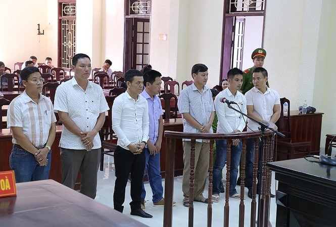 Cách chức Bí thư Đảng ủy đánh bạc, nhảy lầu trốn công an Ông Nguyễn Xuân Dương (ngoài cùng bên trái) tại phiên tòa xét xử vụ đánh bạc. Ảnh: Pháp luật TPHCM.