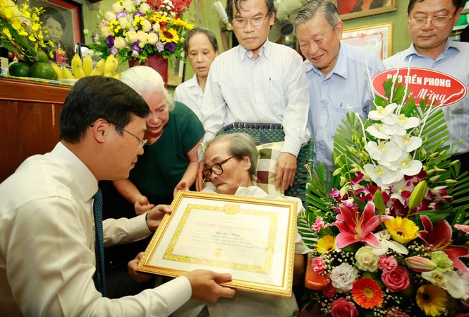 Trao tặng huy hiệu 70 năm tuổi Đảng cho nhà văn, nhà báo Sơn Tùng Lễ trao tặng diễn ra trong không khí thân mật và cảm động. Ảnh: Như Ý