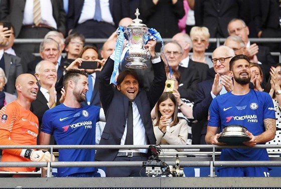 Nâng FA Cup, HLV Conte buông lời thách thức... ông chủ Nâng FA Cup, HLV Conte buông lời thách thức... ông chủ