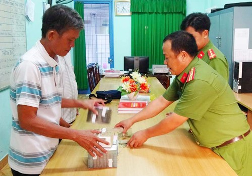 Người đàn ông đòi lại được 2 vé số độc đắc bị lừa Ông Ba đã nhận được hơn 2,7 tỷ đồng thu hồi từ hai vé số trúng độc đắc. Ảnh: Công an Long An.