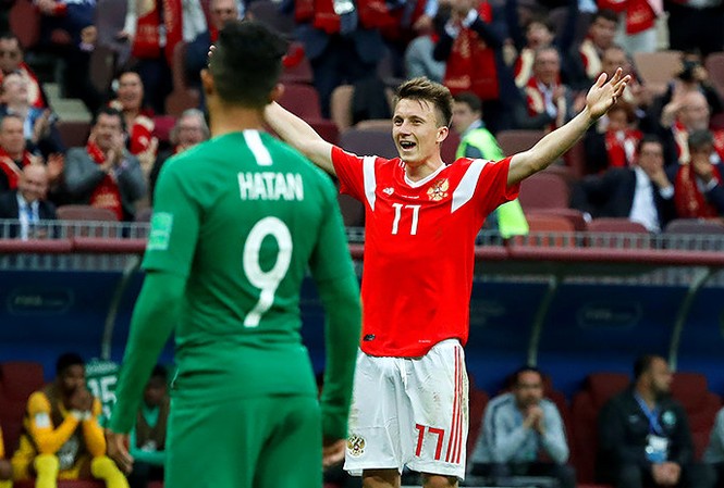 Tuyển Nga có thể bị chính... Saudi Arabia loại Chỉ Saudi Arabia (áo xanh) còn có thể biến nụ cười của Golovin thành cái mếu và cái dang tay chiến thắng của anh thành giơ tay đầu hàng.