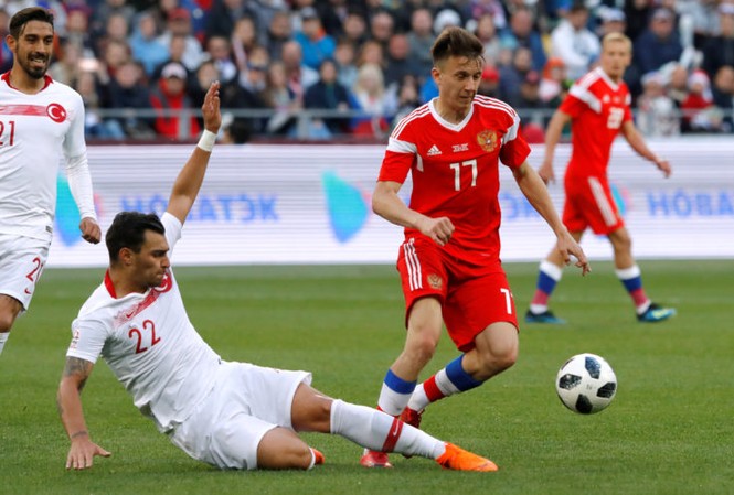 MÁCH NƯỚC WORLD CUP: Mạnh dạn tin kẻ yếu! Golowin (phải) và đồng đội đủ sức cầm hòa Tây Ban Nha ở 90 phút chính thức