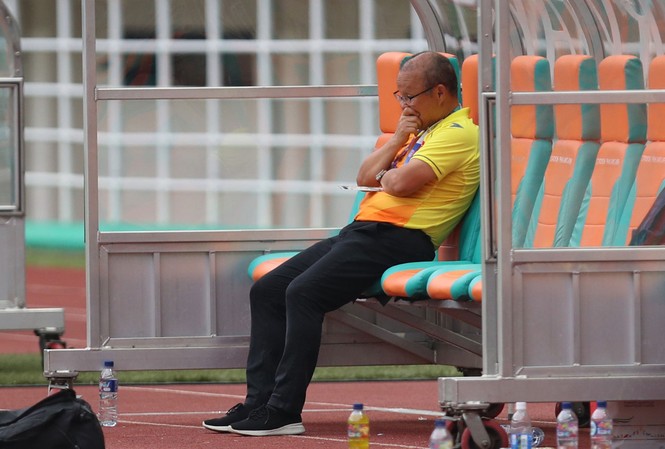 HLV Park Hang Seo: 'Tôi thấy trống rỗng vì không đoạt được HCĐ' HLV Park Hang Seo ngồi một mình lặng lẽ sau trận thua UAE. Ảnh: Vnexpress