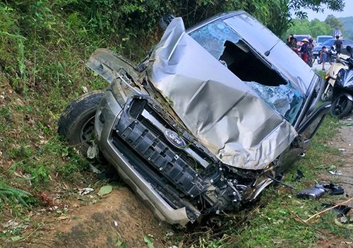 Xe bán tải đâm vào vách núi, tài xế chết thương tâm Ôtô bán tải biến dạng sau khi đâm vào vách núi. Ảnh: Đ.H