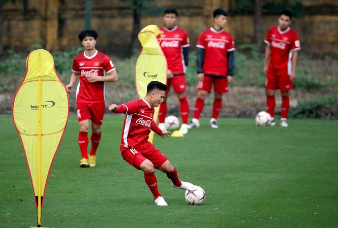 Cơn sốt vé AFF Cup tạo áp lực lớn cho tuyển Việt Nam Đội tuyển Việt Nam trong buổi tập chiều nay.