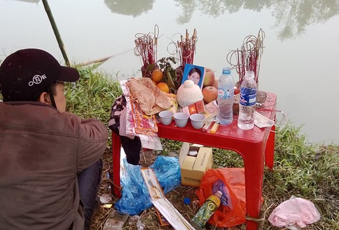 Tìm thấy xác nạn nhân mất tích ở Hưng Yên Người nhà lập bàn thờ cầu nguyện cho nạn nhân Đạo bên bờ sông Bắc Hưng Hải
