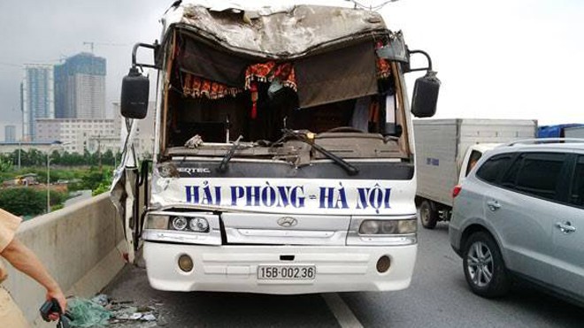 Xe khách húc đuôi xe bồn, ùn tắc kéo dài Phần đầu xe khách bị hư hỏng nặng sau vụ va chạm