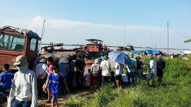 Tìm thấy thi thể nạn nhân cuối cùng vụ tai nạn trên sông Hồng Lực lượng tìm kiếm cứu nạn phối hợp với gia đình các nạn nhân tìm kiếm trên sông Hồng