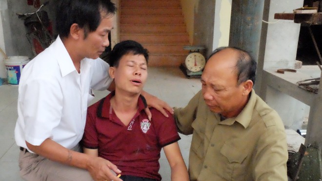 Đình chỉ ca trực liên quan vụ bệnh nhi tử vong ở Quốc Oai Bố cháu Nhung khóc ngất trước sự ra đi đột ngột của con gái.