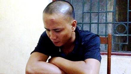 Đưa vợ đi cấp cứu, rảnh tay hành hung bác sĩ Nguyễn Tiến Dũng sau khi bị bắt