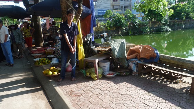 Đánh chết người vì tranh chỗ bán ngô Ông Cường thực nghiệm lại hiện trường vụ án.