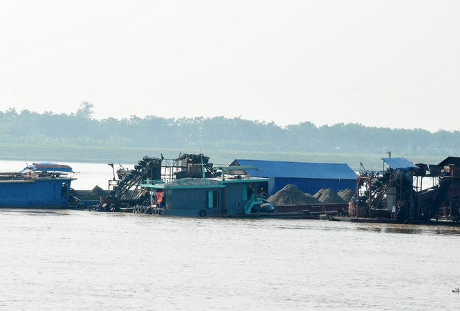 Công an nói gì về “đại công trường cát tặc” trên sông Hồng? Tàu khai thác cát trái phép trên sông Hồng, đoạn thuộc địa bàn huyện Ba Vì ngày 25/9. Ảnh: Tuấn Nguyễn