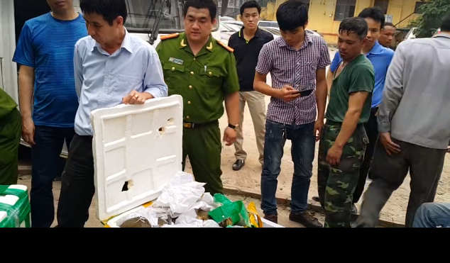 Hơn 1 tấn ba ba Trung Quốc 'đi' xe khách về Hà Nội Cơ quan chức năng tiến hành kiểm đếm số hàng lậu.