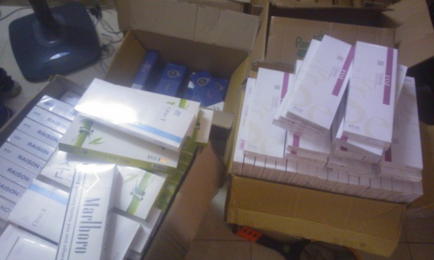 Hà Nội: Bắt giữ 1000 cây thuốc lá lậu Thuốc lá lậu được nguỵ trang trong các thùng cát tông mỳ tôm, bánh kẹo. Ảnh Xuân Ân