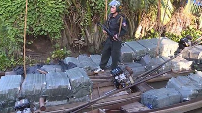 Cảnh sát bắt giữ 90.000 bao thuốc lá lậu Lực lượng chức năng thu giữ ghe máy chở thuốc lá lậu ngày 13/7 ở Tây Ninh