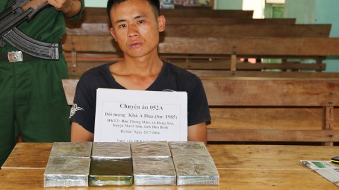 Bị bắt khi đang vận chuyển 8 bánh heroin Đối tượng Hua cùng tang vật ma túy