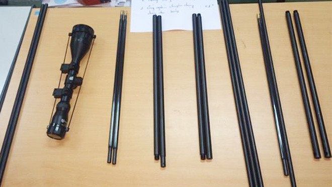 Giấu nòng súng trong bưu phẩm gửi quốc tế 15 nòng súng và 1 ống kính bị lực lượng hải quan phát hiện, thu giữ