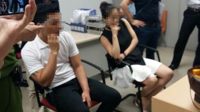 Nữ tiếp viên hàng không mang trái phép 3kg vàng đi Hàn Quốc Sang và Ngọc Anh tại cơ quan điều tra.