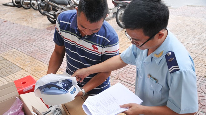 Kỷ luật hàng loạt cán bộ Cục Hải quan TPHCM Cán bộ hải quan kiểm tra hàng hóa xuất nhập khẩu. Ảnh: Tuấn Nguyễn