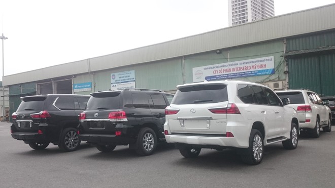 Bộ Tài chính yêu cầu truy thu, ấn định thuế xe biếu tặng khai giá thấp Ô tô nhập khẩu tại Chi cục Hải quan cửa khẩu Bắc Hà Nội. Ảnh: Tuấn Nguyễn
