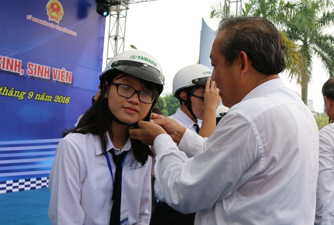 Phó Thủ tướng đội mũ bảo hiểm cho học sinh ngày khai giảng Phó Thủ tướng Trương Hoà Bình đội mũ bảo hiểm cho học sinh ngày khai giảng