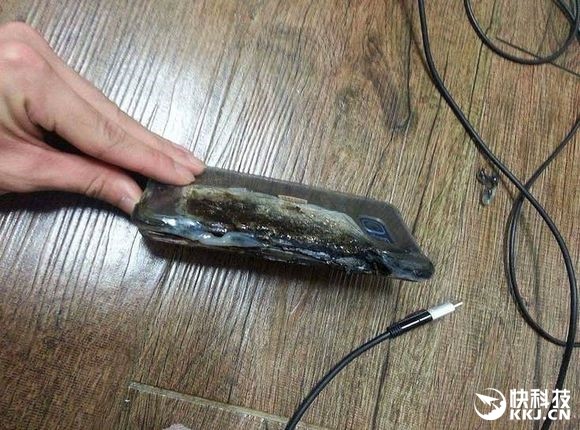 Galaxy Note 7 phát nổ: Do pin hay dây sạc? Một chiếc Galaxy Note7 phát nổ