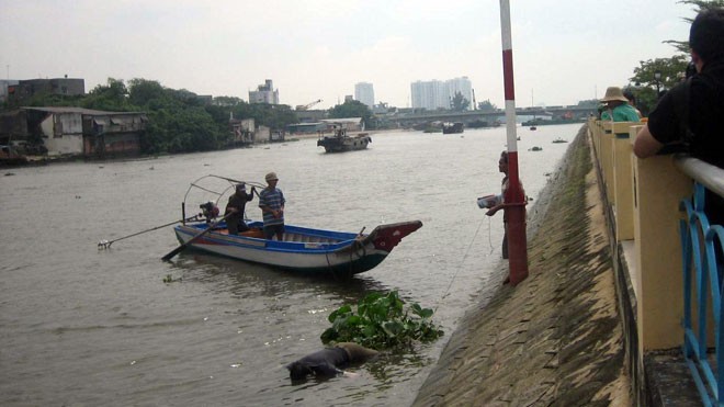Đang câu cá hoảng hồn phát hiện thi thể trôi sông Thi thể nạn nhân nổi lập lờ dưới đám lục bình gần bờ