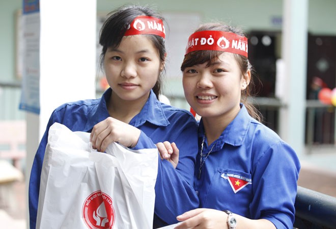 Nụ cười sau hiến máu Hai sinh viên tình nguyện Trần Thị Hạnh và Trần Thị Hương