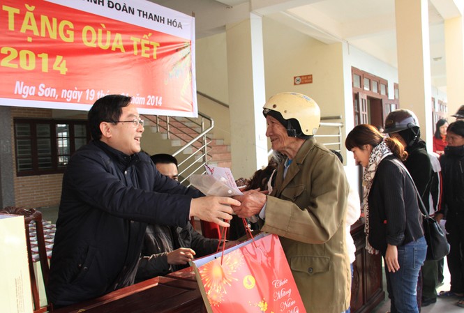 Tặng quà Tết cho 1.000 hộ nghèo xứ Thanh Ông Lê Xuân Sơn – Tổng biên tập báo Tiền Phong tặng quà Tết cho người dân.
