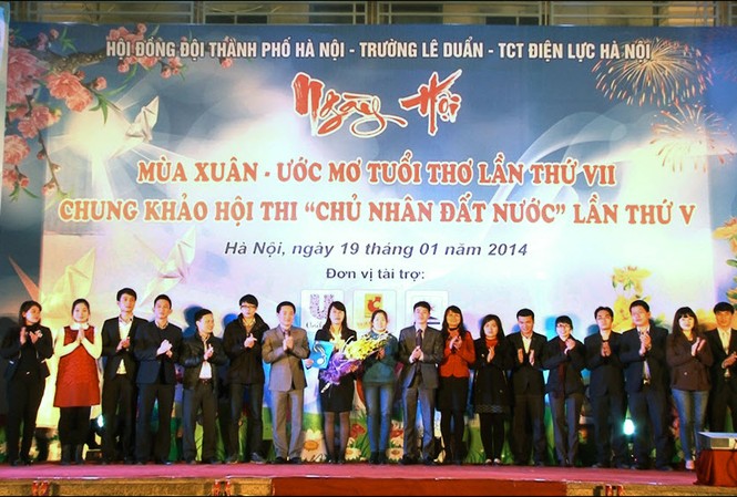 CLB Chinh Phục Vũ Môn chính thức ra mắt tại Hà Nội Anh Trần Anh Tuấn – Phó Bí thư Thành đoàn – Chủ tịch Hội đồng Đội thành phố Hà Nội (thứ 8 từ trái sang) và ông Phạm Ngọc Thập – Giám đốc đối ngoại của Công ty Egame (thứ 10 từ phải sang) tại ngày hội “Mùa xuân ước mơ tuổi thơ”.