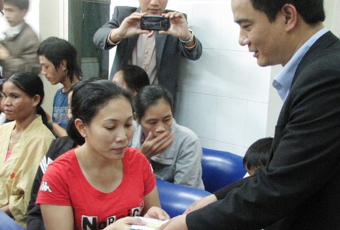 Trao quà Tết cho bệnh nhi và công nhân môi trường Trao quà Tết cho bệnh nhi và công nhân môi trường