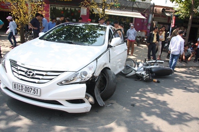 Xế hộp đâm liên hoàn, một người trọng thương Hai chiếc xe bị hư hỏng.