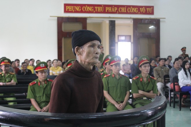 Chém chết con dâu và bạn trai, ông lão 74 tuổi lĩnh án Bị cáo Lê Văn Tư nghe tòa tuyên án