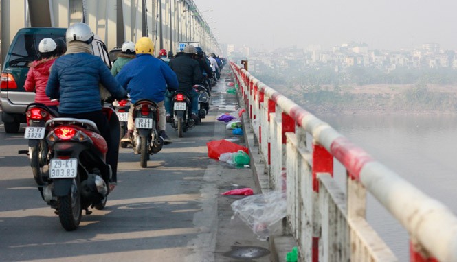 Bản tin 20H: Múa dao loạn xạ rồi nhảy xuống sông Cầu Chương Dương