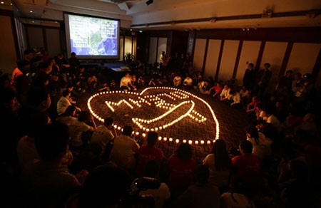 Bản tin 20H: MH370 mất tích tròn 1 tháng Các thân nhân Trung Quốc quây quần bên nhau cầu nguyện cho MH370. Ảnh: Reuters