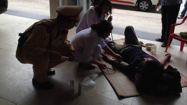Hai chiến sĩ cảnh sát cứu người kiệt sức vì đói CSGT, bác sỹ cùng người dân cấp cứu cho người ngất xỉu vì đói