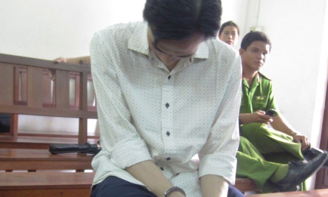 Dọa giết để hiếp dâm bé 11 tuổi Bị cáo Nguyễn Xuân Thiện tại tòa. Ảnh: Hoàng Quỳnh