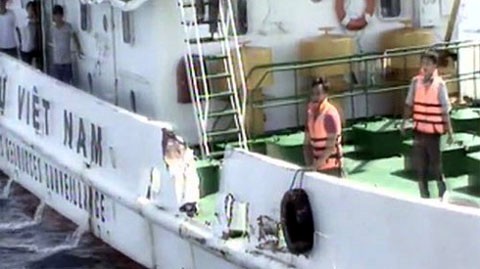 Trung Quốc không giải thích được lý do đưa 80 tàu ra giàn khoan Tàu kiểm ngư của Việt Nam sau khi bị tàu Trung Quốc đâm