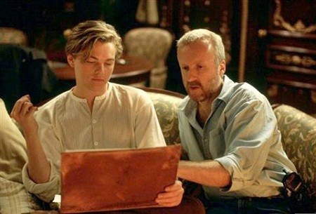 Chuyện bất ngờ quanh bức họa nàng Rose khỏa thân trong 'Titanic' Đạo diễn James Cameron (phải) chỉ đạo Leonardo DiCaprio diễn xuất trong cảnh phim kinh điển