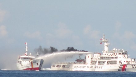 Bản tin 8H: Tàu Trung Quốc hành động 'độc ác và nham hiểm' Tàu Trung Quốc tấn công tàu chấp pháp Việt Nam bằng súng phun nước.