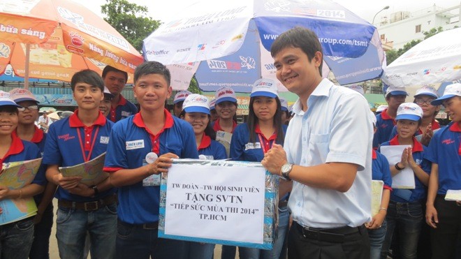 Trung ương Đoàn thăm sinh viên tình nguyện Tiếp sức mùa thi Anh Bùi Quang Huy tặng quà cho đại diện sinh viên tình nguyện bến xe Miền Đông.