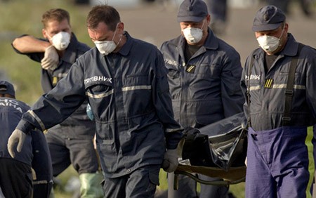 Bản tin 8H: 196 thi thể vụ MH17 biến mất khỏi hiện trường Nhân viên cứu hộ Ukraine vẫn đang tìm kiếm những thi thể còn lại (ảnh: AP)