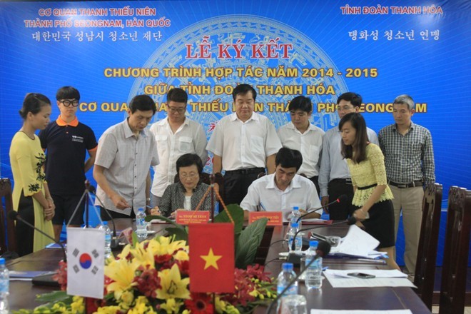 Tỉnh đoàn Thanh Hóa hợp tác với cơ quan Thanh thiếu niên TP Seongnam Bí thư Tỉnh Đoàn Thanh Hóa và bà Yeom Mi Yeon – giám đốc Cơ quan Thanh thiếu niên thành phó Seongnam (Hàn Quốc) ký kết chương trình phối hợp. Ảnh: Hoàng Lam