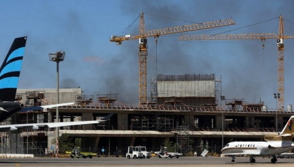 Bản tin 14H: Tên lửa làm 6 triệu lít nhiên liệu bốc cháy Khói bốc lên từ bồn chứa nhiên liệu bị cháy. (Nguồn: Itar-Tass)