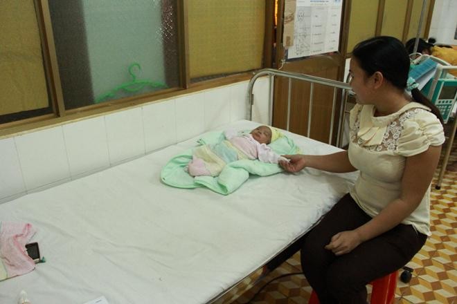 Cứu sống cháu bé sinh non chỉ nặng 800g Cháu bé được mẹ chăm sóc tại bệnh viện