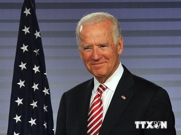 Bản tin 14H: Mỹ 'bơm' 7 triệu euro cho Ukraine Phó Tổng thống Mỹ Joe Biden ngày 28/7 đã nói với Thủ tướng Ukraine Arseny Yatseniuk rằng Washington sẽ hỗ trợ Kiev gần 7 triệu USD.