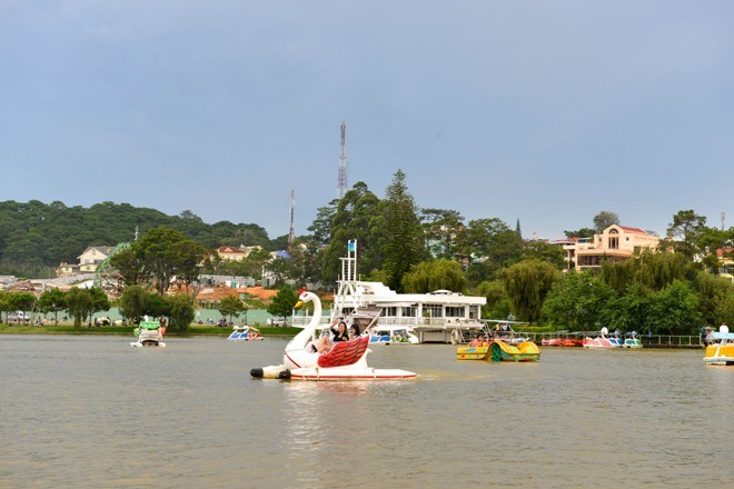 Săn ảnh ” Mùa hè mưa phố núi” Không gian chờ mưa trên Hồ Xuân Hương